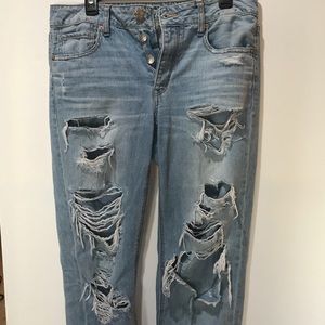American Eagle Distressed Tomgirl Jeans Light Wash